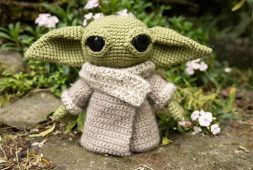 free-amigurumi-baby-yoda-crochet-pattern