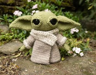 free-amigurumi-baby-yoda-crochet-pattern