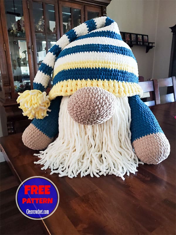 Free crochet gnome pillow with moon & star pillows pattern (2)