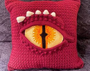 free-dragon-eye-crochet-pillow-case-pattern