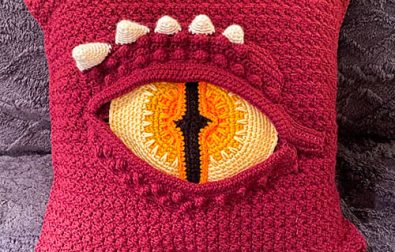 free-dragon-eye-crochet-pillow-case-pattern