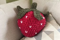 free-strawberry-crochet-decorative-pillow-pattern