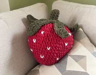 free-strawberry-crochet-decorative-pillow-pattern