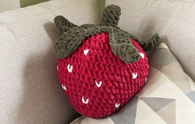 free-strawberry-crochet-decorative-pillow-pattern