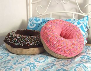 free-crochet-donut-pillow%e2%80%8b-pattern